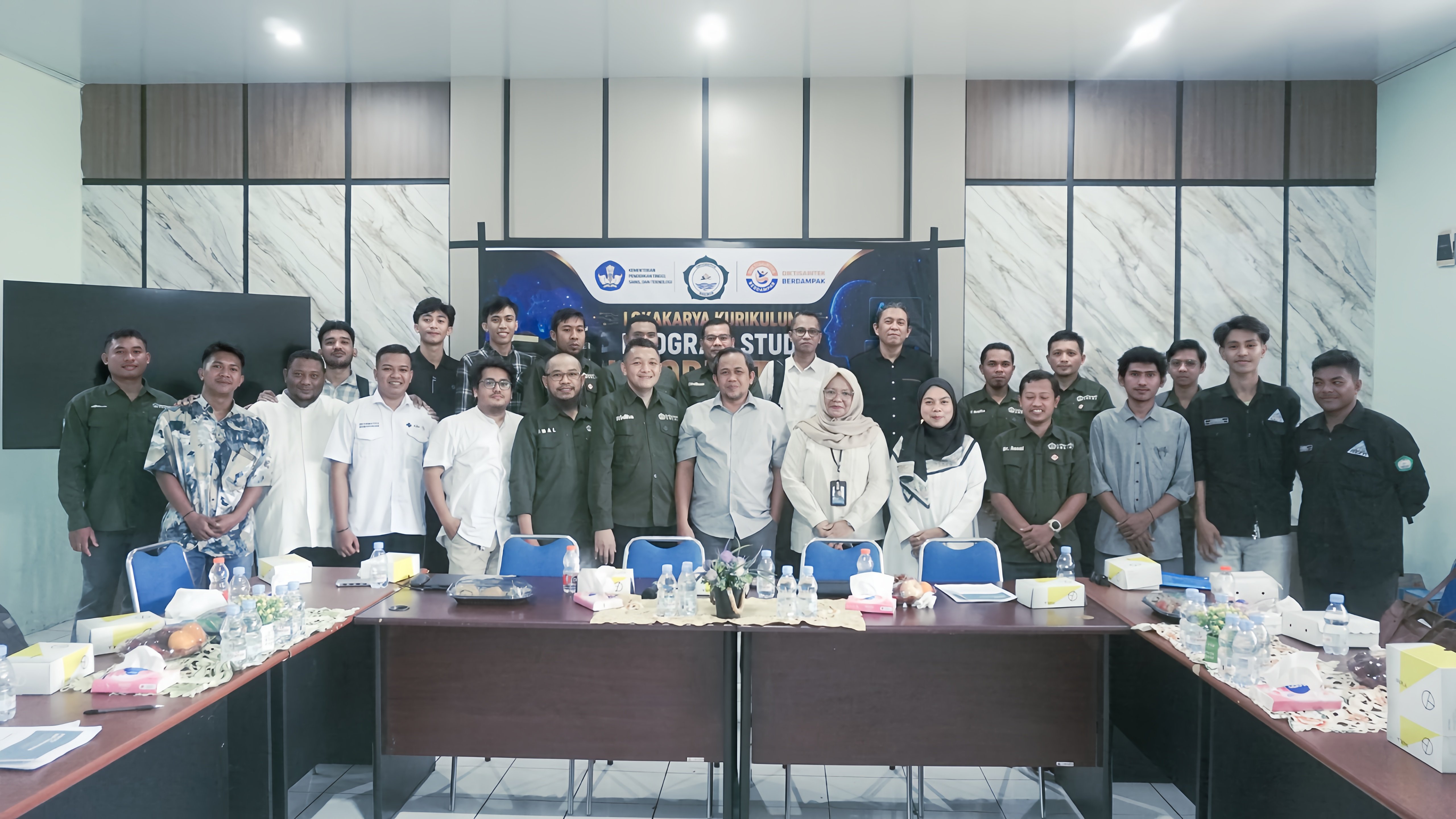 Lokakarya Kurikulum Prodi Informatika Fakultas Teknik Universitas Khairun Bahas Penyesuaian Kurikulum Berbasis OBE